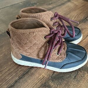 Boys size 10 Oshkosh Bgosh boots